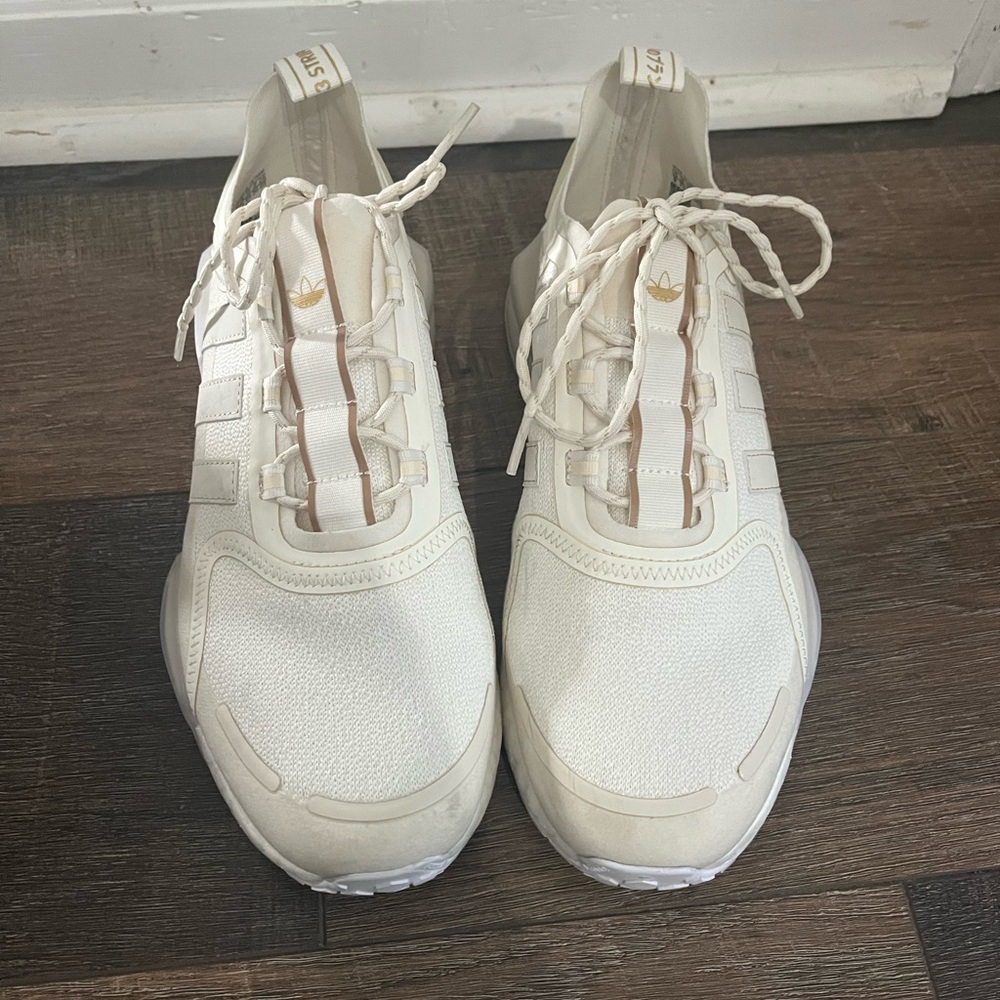 Great condition adidas tennis shoes